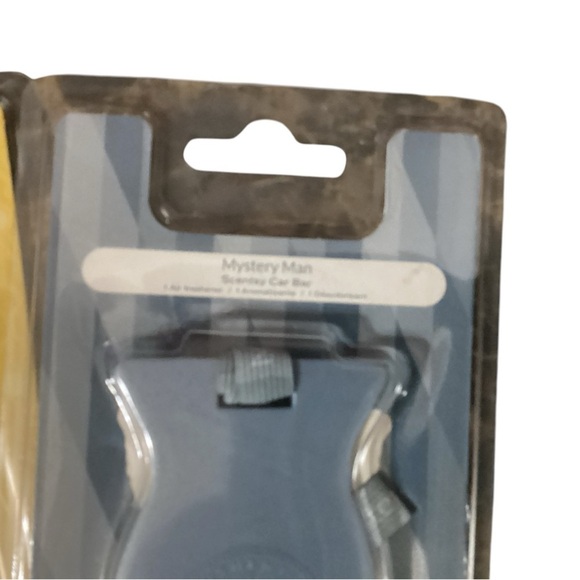 SCENTSY 4 PK OF CAR BARS, 2 COCONUT LEMONGRASS, 1 MYSTERY MAN, 1 SNOWY SPRUCE - Picture 4 of 4